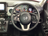 ハンドルにHondaセンシング系のクルーズコントロールやレーンキープアシストなどのスイッチと、オーディオの操作スイッチが装備されています。ハンドルから手を離さず安全に操作できます。