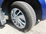 純正ホイールキャップ付です。タイヤサイズは15インチになります。タイヤの残り溝、状態は良好です。