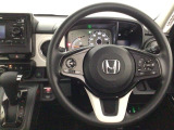 【ハンドル】運転にかかわる様々な操作を安全に行えるように視点移動が少なく操作性に配慮されたスイッチ類が凝縮されたコックピットです。