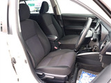 お車選びをお楽しみ頂けるよう、在庫車の展示スペースを十分に確保しております。