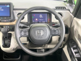 インテリアに合わせたデザインのステアリングは、運転される方のことも考え、運転しやすい形状、大きさです。是非一度、実際に触ってお確かめください。