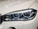 BMWの伝統の丸目4灯ヘッドライトでございます。LEDライトで視認性もよく明るく安全性の向上につながります。