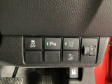 ハンドルの右側にはヘットライトレベライザーとHondaセンシング用のメインスイッチがついています。ヘッドライトレベライザーは道路状況や積荷の加重に応じてライトの高さを調節できます。