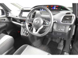 ★運転席側からの写真ですが、ハンドル周りなどもシンプルなデザインになってます!
