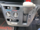 静岡ダイハツでは、メーカーの技術認定を受けたプロの整備士が整備を実施いたします。目に見えない部分までしっかりと点検するので安心です。