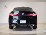 BMWのテールランプはプレスラインへと続く形状のため、統一感のある綺麗なラインを演出しております。