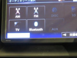 Bluetooth(ブルートゥース)接続機能付き。スマートフォンなどからお気に入りの音楽をワイヤレス再生できます。ドライブがさらに楽しくなりますね。