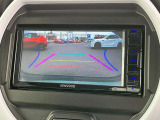 バックカメラ付きで駐車場の車庫入れをサポートします。