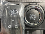 【キーフリーシステム】カバンやポケットに入れたままでもドアの施錠・解錠が可能なスマートキーを装備。エンジンのオン・オフ時もカギを取り出す必要が無いからとっても便利です♪