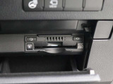 路上に設置されたインフラ設備との双方向通信を行うETC2.0ユニットを搭載!高速道路の進行先の渋滞情報や、停止車両などを画面表示や音声で提供します。