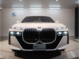 【BMWの伝統-1】BMWの特徴的な“キドニーグリル”は、80年以上続く伝統の形でございます。変わらないこだわりのデザインが、プレミアムブランド“BMW”を創り出します。