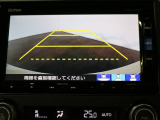 バックカメラと連携してガイドラインをナビ画面に表示し後退駐車・出入庫時のサポートをします。