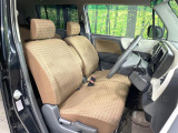 運転席まわりには十分なスペースがあり、大柄な方でもゆったり運転していただける環境です。