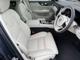 ◆運転席/ムダを排し、ドライビングに集中できる環境を実現。マテリアルの高級感は、満足度の高さに直結します