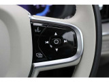 ステアリング右のスイッチは、ナビゲーションやオーディオ、電話などの機能をコントロールできます。音声でのコントロールにも対応しています。