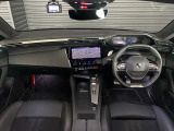 スッキリとまとめられた運転席周りで、運転を楽しくさせる内装です。まさにcockpitです!