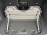 ◆瓶や柔らかいものなどを運ぶ際に重宝するフック&ホルダー付。ラゲッジの荷物を気にすることなく運転に集中できます