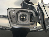 LEDヘッドライト。先進のLEDテクノロジーを採用。照射される白色光の周波特性は太陽に近く、バイキセノンヘッドライトを上回るコントラストでさらに明るく輝きます。悪天候の日でも優れた視認性を発揮します。