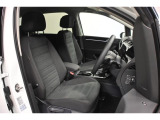 安全性と快適性を追求した、少し硬めのシート。 これは長時間の運転や渋滞などの状況でも、身体の疲労度が少ないことを求めたものです。