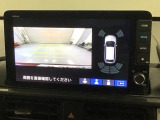 リバースギアに入れるだけで後方の表示へ切り替わります。夜間や雨の日の駐車も楽になりますよ。