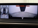 上から車両を見下ろしたような映像をナビゲーション画面に表示する「パノラミックビューモニター」を搭載しています。