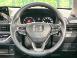 インテリアに合わせたデザインのステアリングは、運転される方のことも考え、運転しやすい形状、大きさです。是非一度、実際に触ってお確かめください。