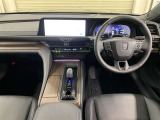 乗る者の気持ちをときめかせる上質な室内空間となっております。視界も広々で運転しやすいです。