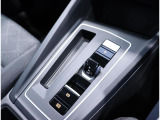 納車前点検では71項目にわたる厳しいチェックを行い、《エンジンオイル》、《オイルフィルター》、《ワイパーブレードゴム》を交換して納車いたします。