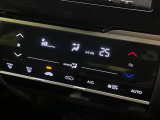 【オートエアコン】一度お好みの温度に設定すれば、車内の温度を検知し風量や温度を自動で調整。暑い…寒い…と何度もスイッチ操作をする必要はありません。快適な車内空間には必須の機能ですね♪