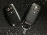 電子カードキーを携帯していれば、ドアハンドルやバックドアのリクエストスイッチを押すだけでドアの施錠・解錠が出来ます♪もちろん 遠隔操作も可能です!盗難防止のイモビライザー機能装備ですよ ☆