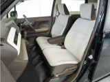 運転席と助手席は足元が繋がっているので自由に行き来しやすいので駐車場が狭いときでも助手席側からスムーズに乗り降りできて便利!