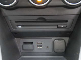 エアコン下にDVDスロットと電源ソケット、USBポートがございます。USBは二口ありますので、運転席と助手席それぞれのスマホや電子小物を充電可能です。