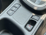 【オートブレーキホールド機能】信号待ちや渋滞、坂道などでの停車時に、ブレーキペダルから足を離しても自動的に停車状態を保持してくれます。