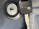 【キーレス】少し離れた場所からでもボタン一つでドアの開錠・施錠ができるのでとっても便利!ドアの鍵穴周りに傷をつけることもありません♪