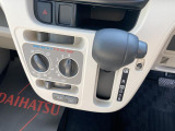 静岡ダイハツでは、メーカーの技術認定を受けたプロの整備士が整備を実施いたします。目に見えない部分までしっかりと点検するので安心です。