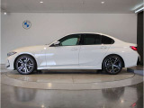 【拘りのFR】BMWが多く採用するFR車。ダイレクトでスポーティな加速感・シャープなハンドリングを実現。縦置きエンジンレイアウトにより、フラットで上質な乗り味です。