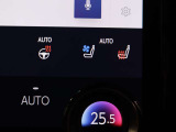本革シートには、背もたれと座面から爽やかな風が吹き出るシートベンチレーション機能を搭載。夏の暑い日にもシートと密着している背中や足腰の蒸れを防ぎ、快適なドライブを楽しむことができます。