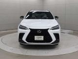 エクステリアは、一目でLEXUSとわかるスピンドルグリルを起点に、人が乗るキャビンの前後を大胆に絞り込んだ菱形のボディと力強く張り出したホイールフレアを融合させ、タイヤの存在を強調しています。