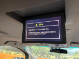 【フリップダウンモニター】大画面モニターで後席でもエンタメをお楽しみいただけます。小さなお子様にも大人気の装備です♪