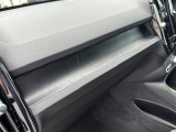 室内はスカンジナビアデザインでシンプルで落ち着きがあり快適な空間を作る事で運転に集中出来て安全性が高まります。