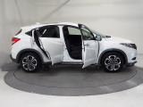 Honda独自のセンタータンクレイアウト、低床設計で床が低くドアも大きく開きますので、女性やお子様、ご年配の方にも一段と乗り降りがしやすくなっています。