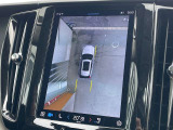 【360°ビューカメラ】4台の高解像度カメラで360度の鳥瞰図を表示。隣の車や壁、死角にある障害物などを画面で確認できるため、狭いスペースでの駐車・出入りも安心です。