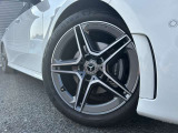 メルセデス・ベンツの定める厳しい基準をクリアしたお車のみをご案内させて頂きます。納車前整備はメーカー規定に基づき最大100項目にも及ぶ点検を熟練のメカニックによって行いご納車させて頂きます。