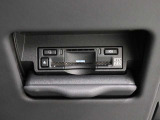 路上に設置されたインフラ設備との双方向通信を行うETC2.0ユニットを搭載!高速道路の進行先の渋滞情報や、停止車両などを画面表示や音声で提供します。