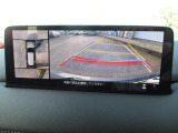 見えない部分の危険察知をサポートする360°ビューモニター+フロントパーキングセンサーです。車両の前後左右にある4つのカメラを活用し、センターディスプレイの表示や各種警報音で定速走行時や駐車時に車両周