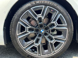 【BMWアロイホイル】軽量かつ強度に拘ったアロイホイル。走行性能ポテンシャルを引き出す設計。車の足元を引き締めてくれる大きなポイントはアロイホイルです。