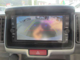 【バックモニター】ギヤをリバースに入れれば車内モニターに後方の様子を映し出し安全確認ができて便利!!