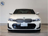 【キドニーグリル】BMWは約90年もの間、ほぼ全ての車両にひと目でBMWだと分かるこの特徴的なフロントグリルが備えられ、デザイン・アイコンとして親しまれてきました。