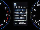 ディスプレイには、平均燃費、外気温、航続可能距離などの情報が表示されます。