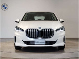 【キドニーグリル】BMWは約90年もの間、ほぼ全ての車両にひと目でBMWだと分かるこの特徴的なフロントグリルが備えられ、デザイン・アイコンとして親しまれてきました。